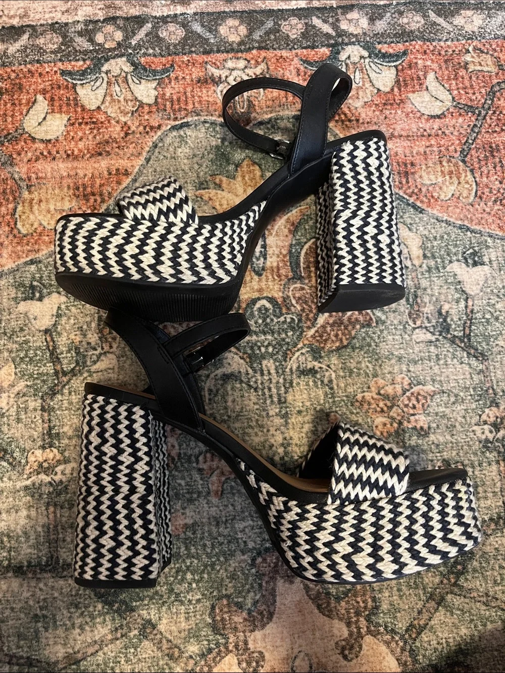 Universal Thread Black and White Chevron Platform Sandals